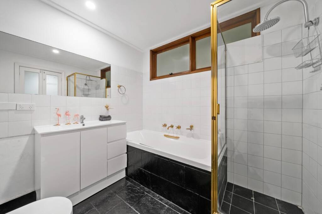 Facilitated 4 Bedroom House & Icc&darling Harbour-8 Mins Walk Ferienhaus