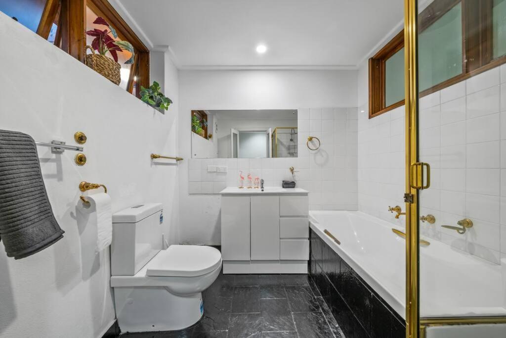 Holiday home Facilitated 4 Bedroom House & Icc&darling Harbour-8 Mins Walk Sydney